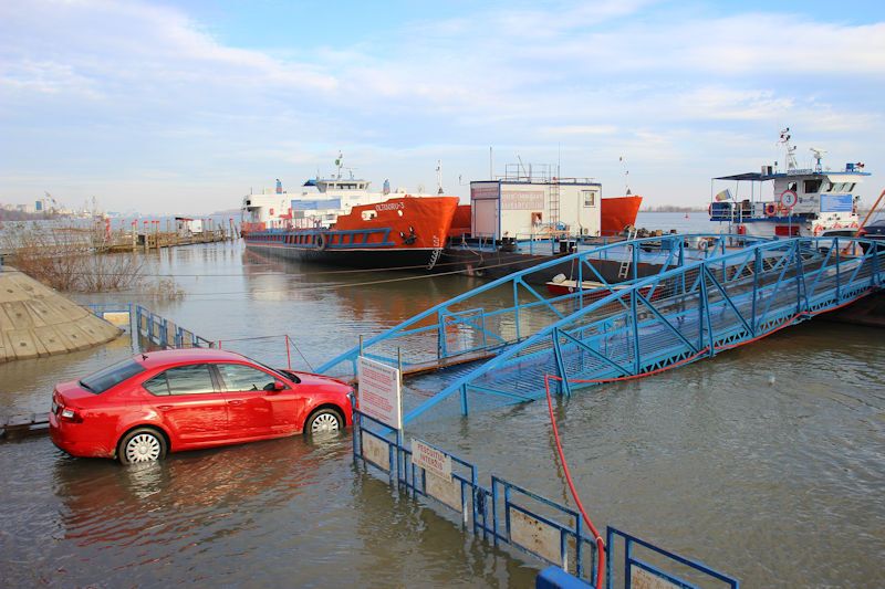An der Uferpromenade in Galați (Faleza Dunării) - Zufahrt zur kleinen Autofähre "POIENARI 2" bei etwas Hochwasser