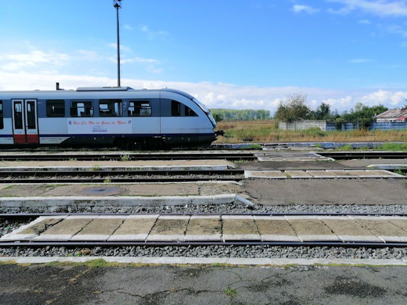 Foto: Zugverkehr am Bahnhof in Făgăraș