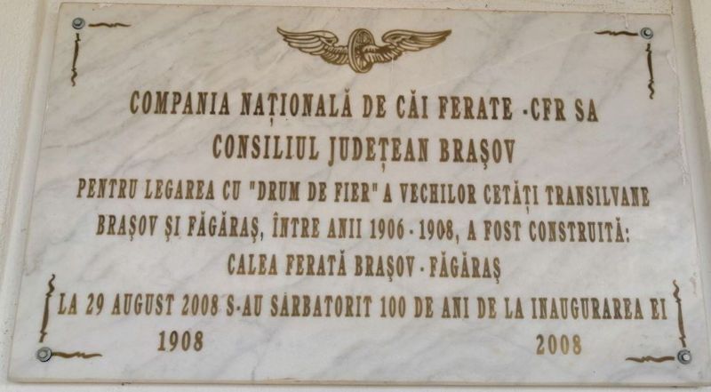 Foto: Tafel am Bahnhof in Făgăraș zum 100. Jahrestage des Bestehens der Eisenbahnlinie zwischen Brasov und Făgăraș