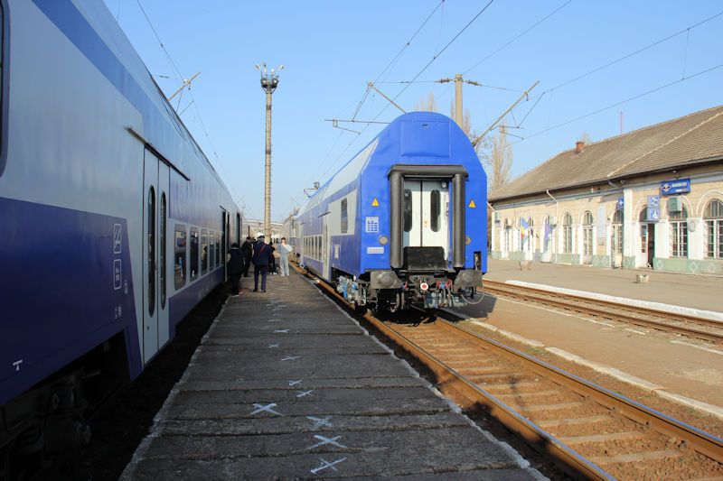 Der Bahnhof in Barboși - Gleis 2: R 7571 von Mărășești nach Galați, Gleis 3: R 7366 von Galați nach Buzău
