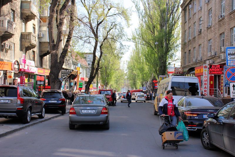 Straße zum Markt in Chișinău - in der Hauptstadt der Republik Moldau oder Republik Moldova