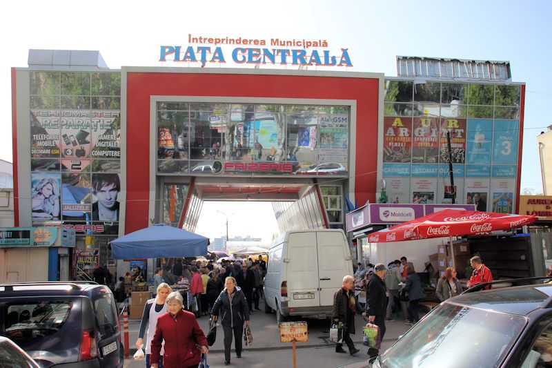 Eingang zum großen Markt in Chișinău - in der Hauptstadt der Republik Moldau oder Republik Moldova