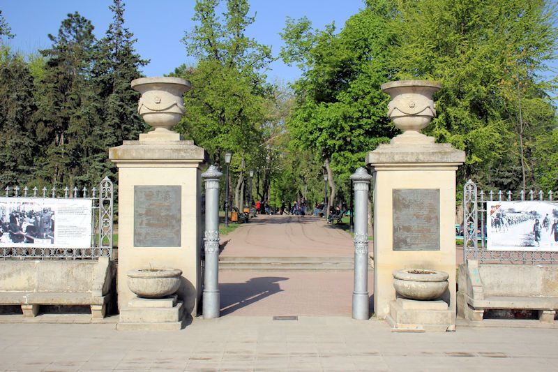Eingang zur Parkanlage Ștefan cel Mare in Chișinău - in der Hauptstadt der Republik Moldau oder Republik Moldova