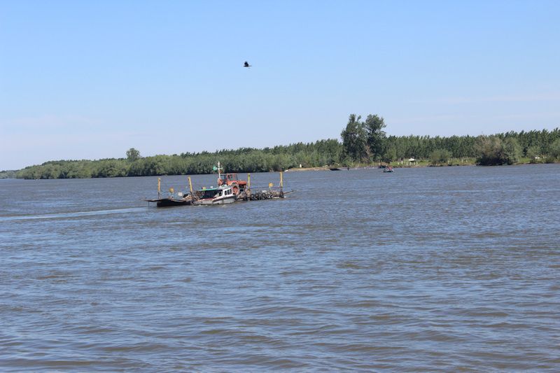 Kleiner Fährverkehr auf der Donau der Mahmudia