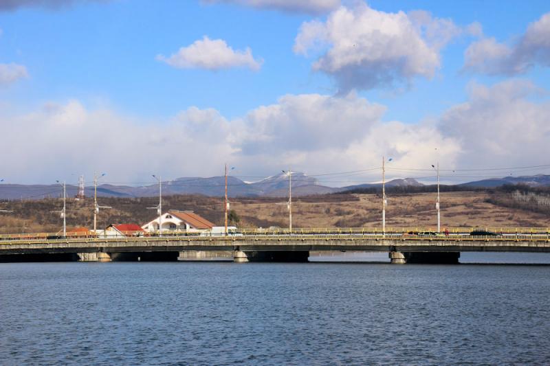 Blick auf die Brücke über den Stausee in Târgu Jiu