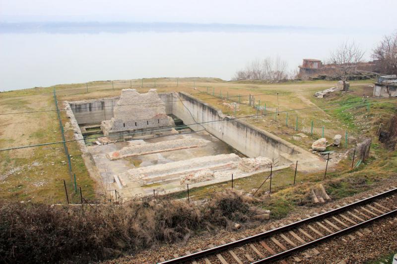 Das Bahngleis nach Drobeta Turnu Severin führt am Brückenfundament der Römische Brücke (Trajansbrücke) bei Drobeta Turnu Severin  vorbei