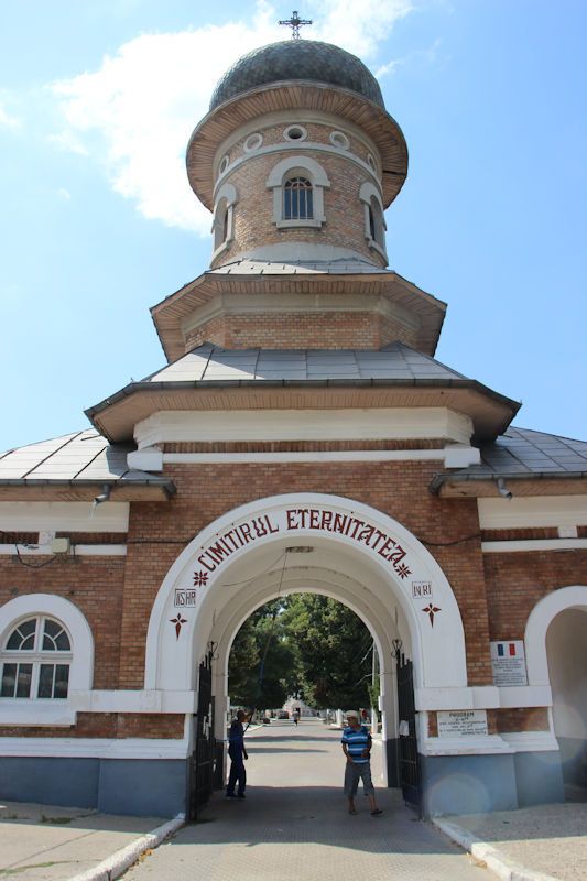 Eingang zum Friehhof "Eternitatea Graveyard" in Galati