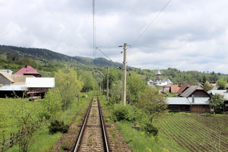 Foto: Auf der Bahnstrecke zwischen Frasin und Vama - Mit der Bahn durch Rumänien - Urlaub in Rumänien Mit der Bahn durch Rumänien - Urlaub in Rumänien
