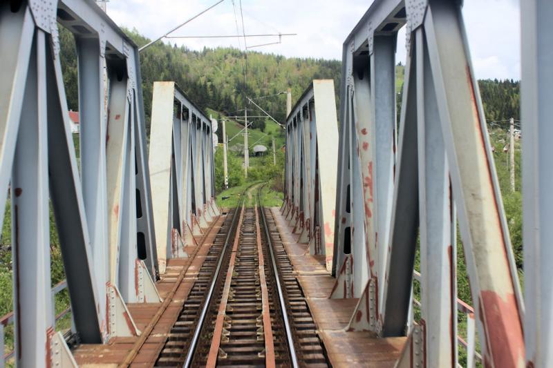 Foto: Auf der Bahnstrecke zwischen Frasin und Vama - Mit der Bahn durch Rumänien - Urlaub in Rumänien Mit der Bahn durch Rumänien - Urlaub in Rumänien