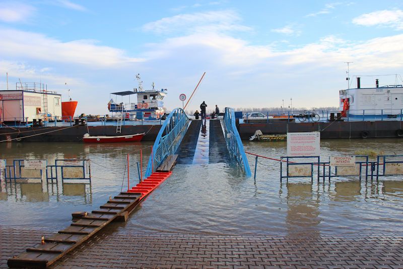 An der Uferpromenade in Galați (Faleza Dunării) - Zufahrt zur kleinen Autofähre "POIENARI 2"