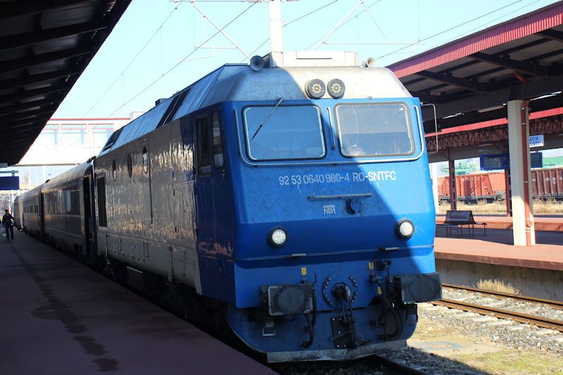 Bahnhof Galati - Einfahrt des IR 1864 (Lok 92 53 0640 980-4 RO-SNTFC) aus Iasi in Galati