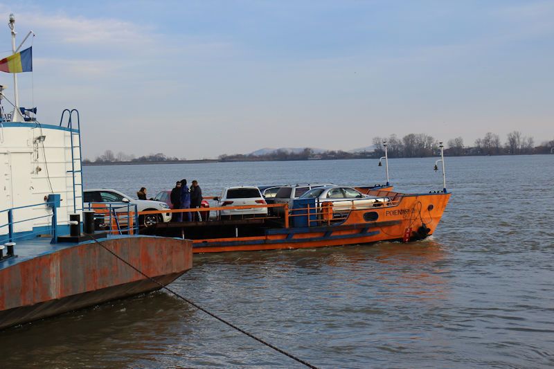 An der Uferpromenade in Galați (Faleza Dunării) - die kleinen Autofähre "POIENARI 2" fährt in Richtung I. C. Brătianu ab