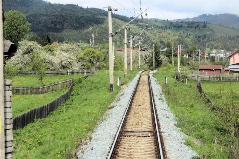 Foto: Auf der Bahnstrecke zwischen Vama und Câmpulung Est - Mit der Bahn durch Rumänien - Urlaub in Rumänien Mit der Bahn durch Rumänien - Urlaub in Rumänien