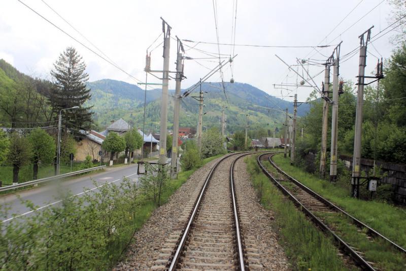 Foto: Auf der Bahnstrecke zwischen Vama und Câmpulung Est - Mit der Bahn durch Rumänien - Urlaub in Rumänien Mit der Bahn durch Rumänien - Urlaub in Rumänien