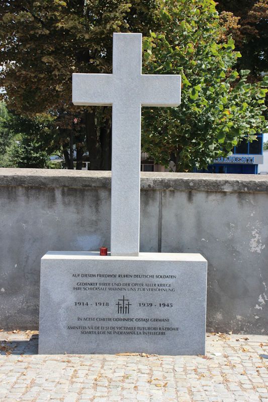 Großes Kreuz auf dem deutschen Soldeatenfriedhof in Galati
