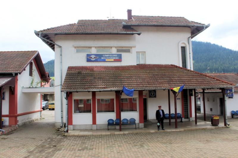Foto: Bahnhof Câmpulung Moldovenesc - Mit der Bahn durch Rumänien - Urlaub in Rumänien Mit der Bahn durch Rumänien - Urlaub in Rumänien
