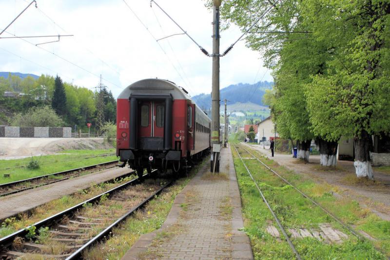 Foto: Am Bahnhof Pojorâta - Mit der Bahn durch Rumänien - Urlaub in Rumänien Mit der Bahn durch Rumänien - Urlaub in Rumänien