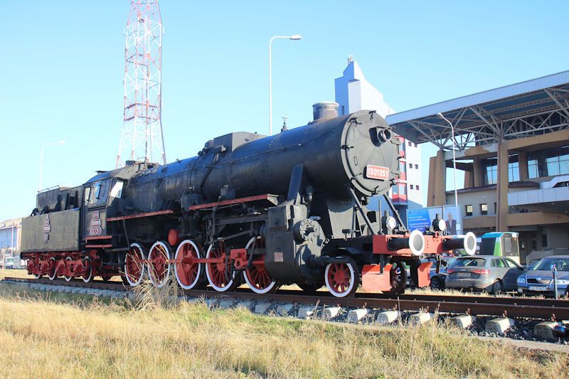 Dampflok 1501051 vor dem Hauptbahnhof in Galaţi