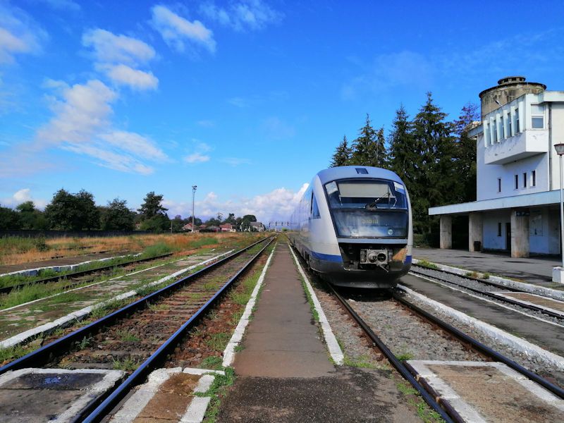 Foto: Der Bahnhof von Făgăraș - Blick in Richtung Sibiu