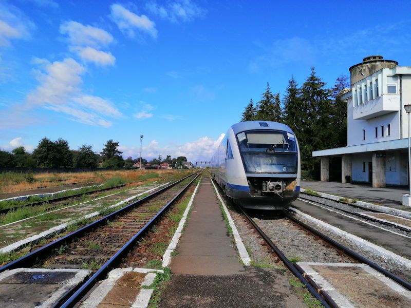Foto: Der Bahnhof von Făgăraș - Blick in Richtung Sibiu Foto: Der Bahnhof von Făgăraș - Blick in Richtung Sibiu