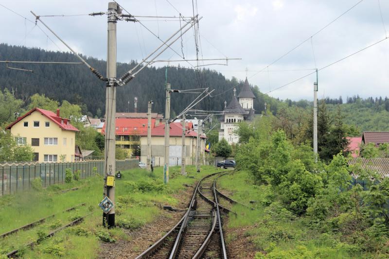 Foto: Trasse innerhalb von Gura Humorului - Mit der Bahn durch Rumänien - Urlaub in Rumänien Mit der Bahn durch Rumänien - Urlaub in Rumänien