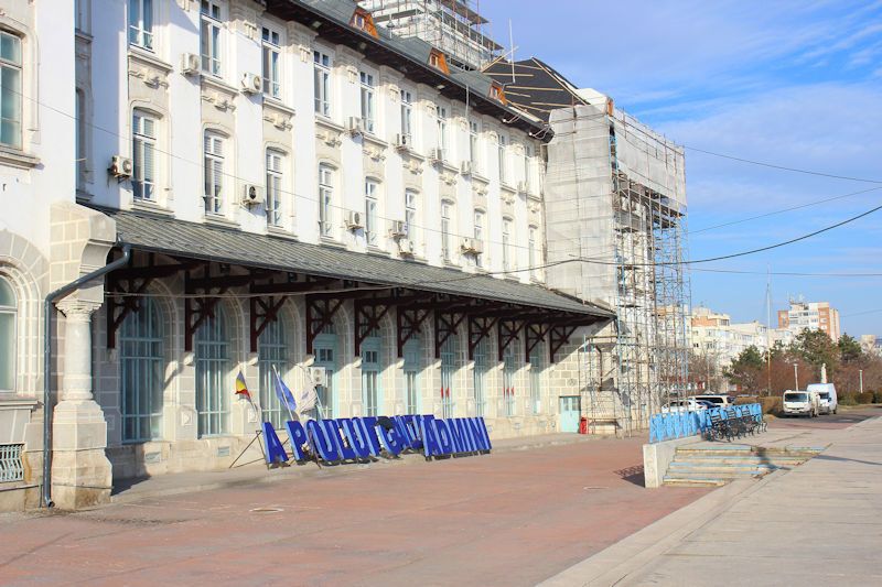 An der Uferpromenade in Galați (Faleza Dunării) - das Hafenamt in Galați