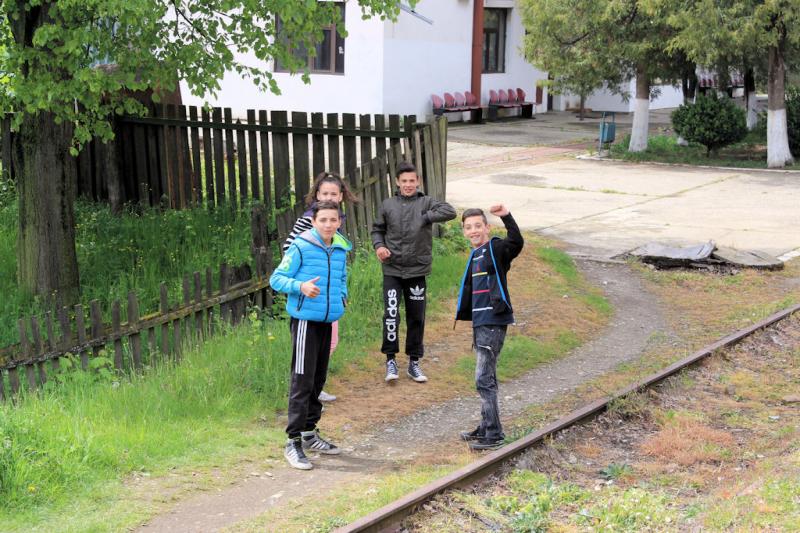 Foto: Am Bahnhof Frasin - Mit der Bahn durch Rumänien - Urlaub in Rumänien Mit der Bahn durch Rumänien - Urlaub in Rumänien