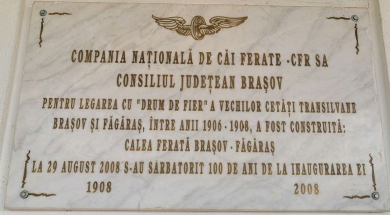 Foto: Tafel am Bahnhof in Făgăraș zum 100. Jahrestage des Bestehens der Eisenbahnlinie zwischen Brasov und Făgăraș Foto: Tafel am Bahnhof in Făgăraș zum 100. Jahrestage des Bestehens der Eisenbahnlinie zwischen Brasov und Făgăraș