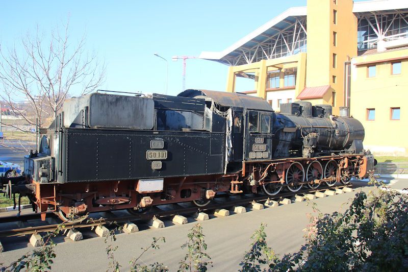 Dampflok 1501051 vor dem Hauptbahnhof in Galaţi