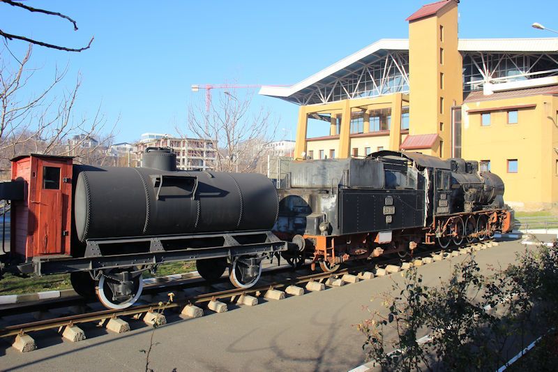 Dampflok 1501051 vor dem Hauptbahnhof in Galaţi