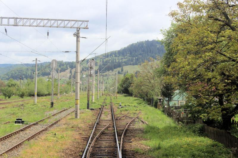 Foto: Am Bahnhof Frasin - Mit der Bahn durch Rumänien - Urlaub in Rumänien Mit der Bahn durch Rumänien - Urlaub in Rumänien