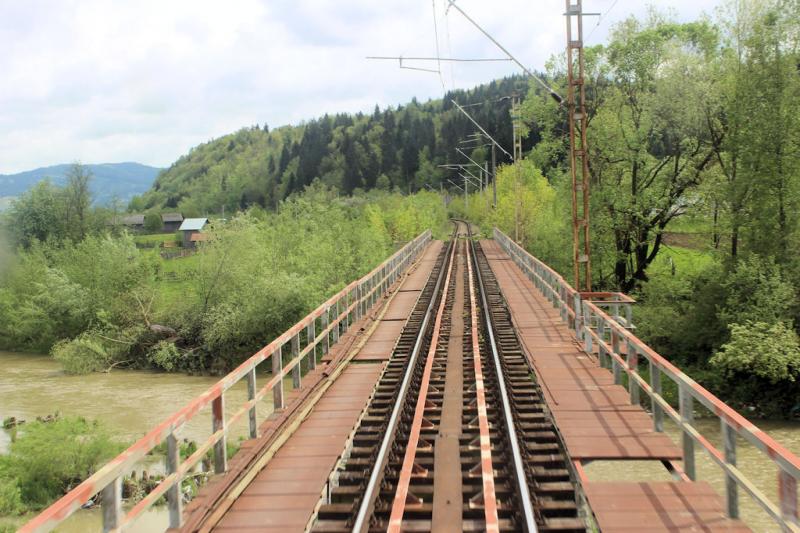 Foto: Auf der Bahnstrecke zwischen Frasin und Vama - Mit der Bahn durch Rumänien - Urlaub in Rumänien Mit der Bahn durch Rumänien - Urlaub in Rumänien
