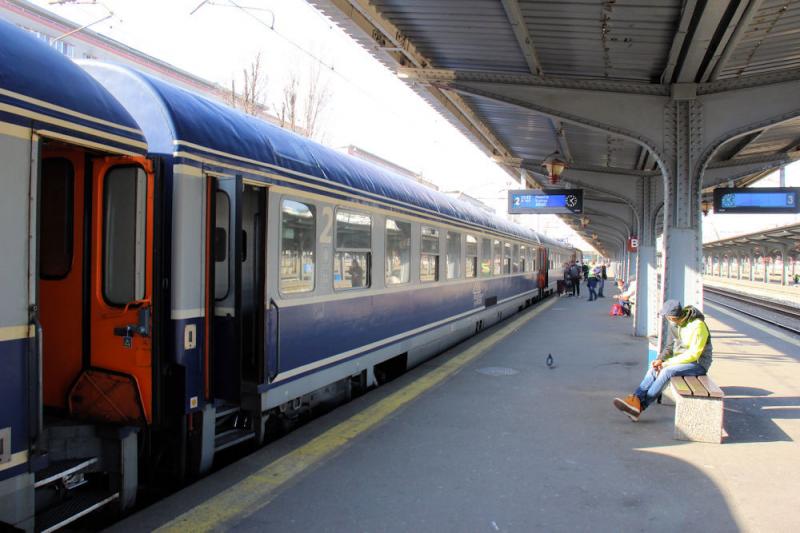 Zug IR 349 von Buakesrest nach Arad im Bahnhof Gara de Nord in Bukarest