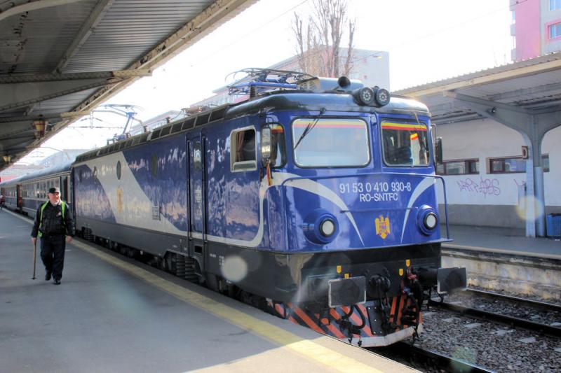 Zug IR 349 von Buakesrest nach Arad im Bahnhof Gara de Nord in Bukarest