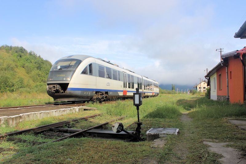 Der Bahnhof von Poieni; Zug von Cluj Napoca nach Oradea Der Bahnhof von Poieni; Zug von Cluj Napoca nach Oradea