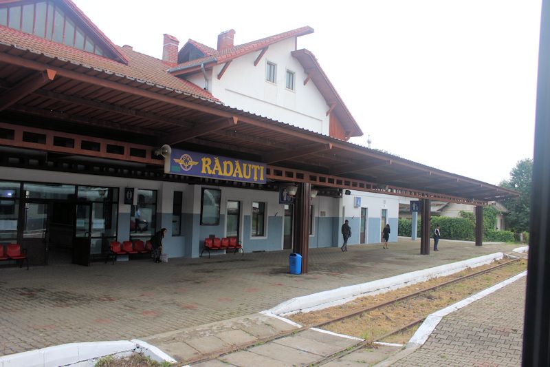 Der Bahnhof von Radauti - Ort an der Bahnstecke nach Suceava Der Bahnhof von Radauti - Ort an der Bahnstecke nach Suceava