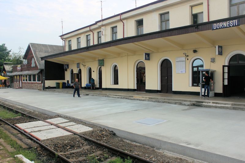 Der Bahnhof von Dornesti - Ort an der Bahnstecke nach Suceava Der Bahnhof von Dornesti - Ort an der Bahnstecke nach Suceava