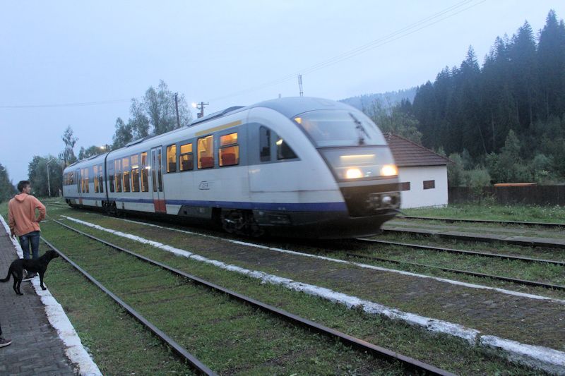 Der erste Zug von Putna nach Suceava nach der Neueröffnung der Strecke Der erste Zug von Putna nach Suceava nach der Neueröffnung der Strecke
