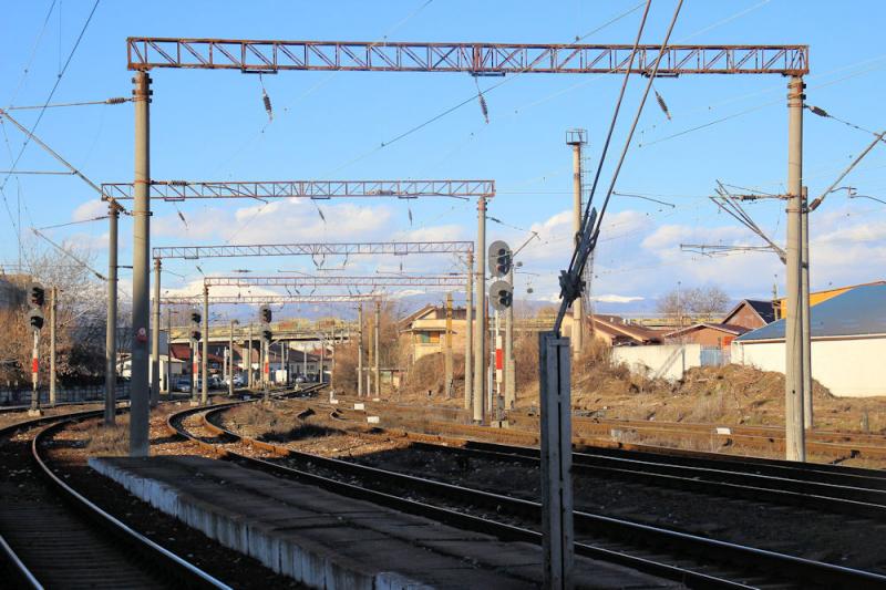 Blick vom Bahnhof Târgu Jiu in nördlicher Richtung zu den Süskarpaten