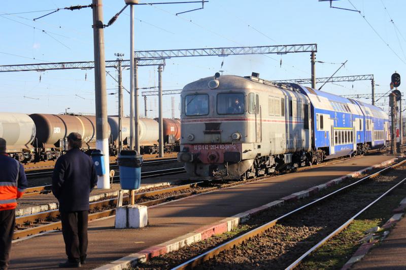Foto: Ankunft des Egionalzuges aus Filiași in Târgu Jiu Ankunft des Egionalzuges aus Filiași in Târgu Jiu
