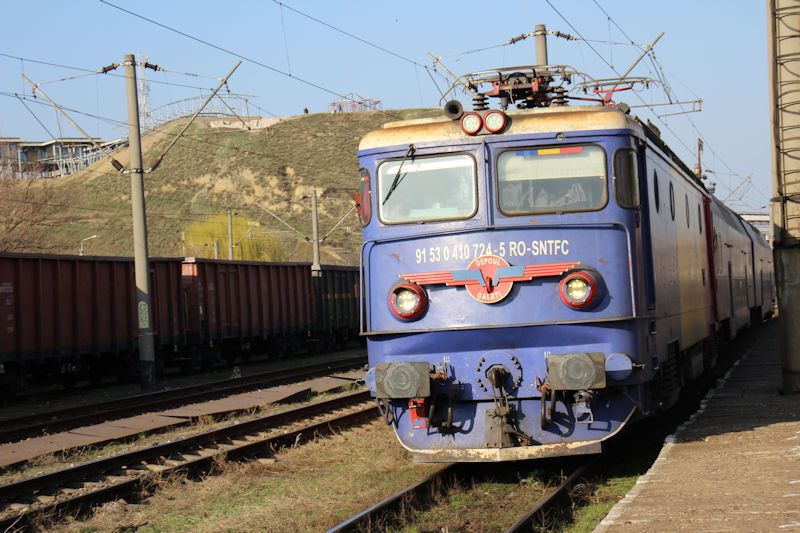 Der Bahnhof in Barboși - Einfahrt R 7572 von Galați nach Mărășești, mit der LOK 9153 0410 724-5 RO-SNTFC 