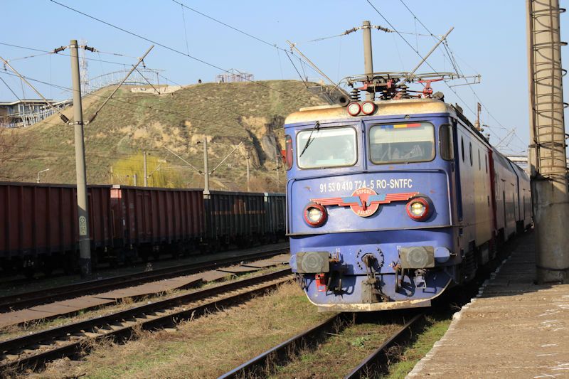 Der Bahnhof in Barboși - Einfahrt R 7572 von Galați nach Mărășești, mit der LOK 9153 0410 724-5 RO-SNTFC