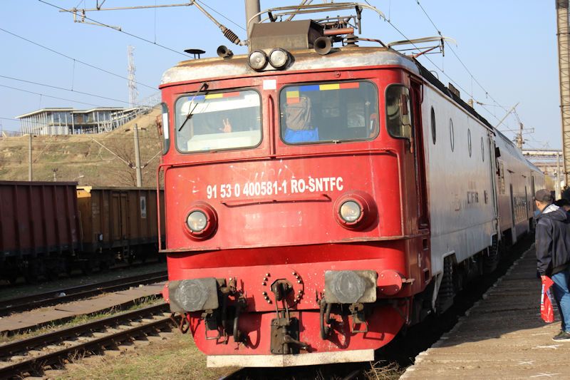 Der Bahnhof in Barboși - Einfahrt R 7366 von Galați nach Buzău mit der LOK  9153 0 400581-1 RO-SNTFC