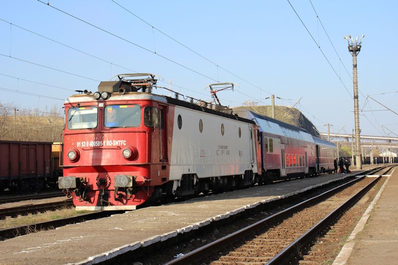 Der Bahnhof in Barboși - Einfahrt R 7366 von Galați nach Buzău mit der LOK  9153 0 400581-1 RO-SNTFC