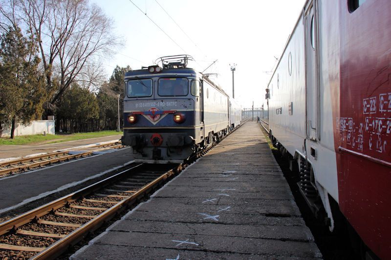 Der Bahnhof in Barboși - links: Einfahrt R 7571 von Mărășești nach Galați, LOK  9153 0 410552-0 RO-SNTFC