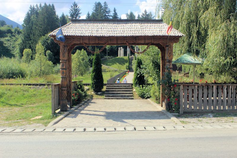 Eingangsbereich zum Denkmal "Monumentul Martirilor Romani Moisei"   