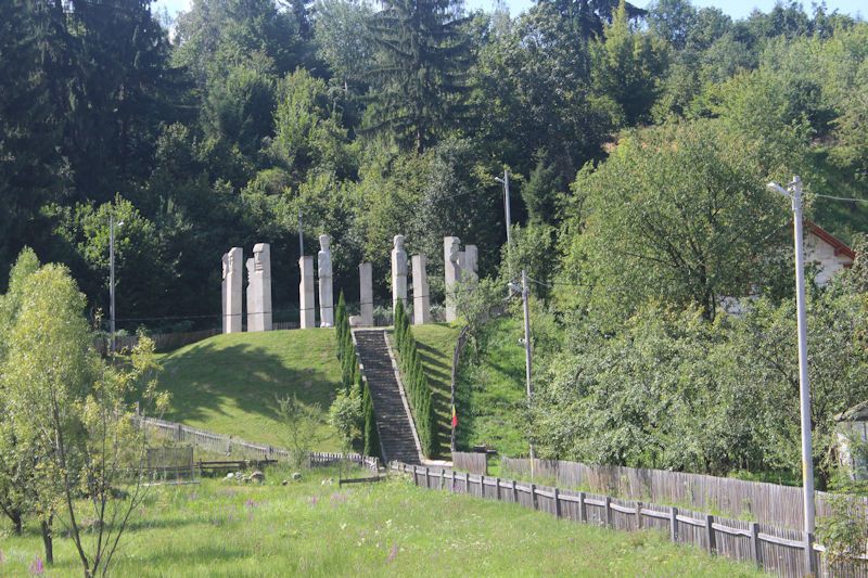 Eingangsbereich zum Denkmal "Monumentul Martirilor Romani Moisei"   