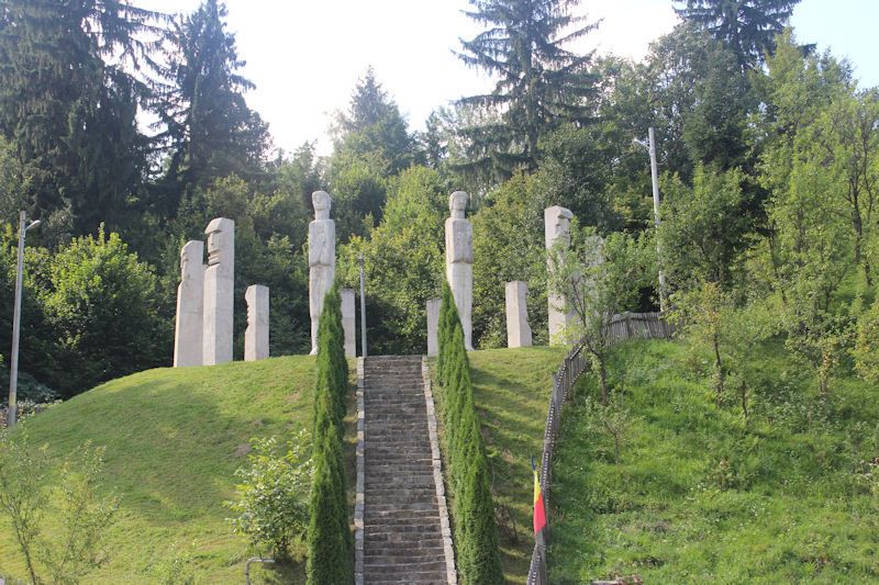 Eingangsbereich zum Denkmal "Monumentul Martirilor Romani Moisei"   