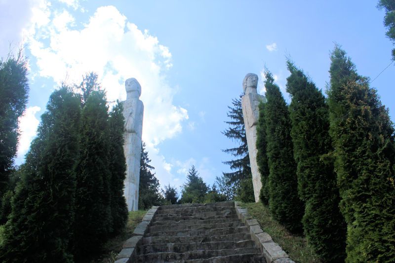 Weg zum Denkmal "Monumentul Martirilor Romani Moisei"  