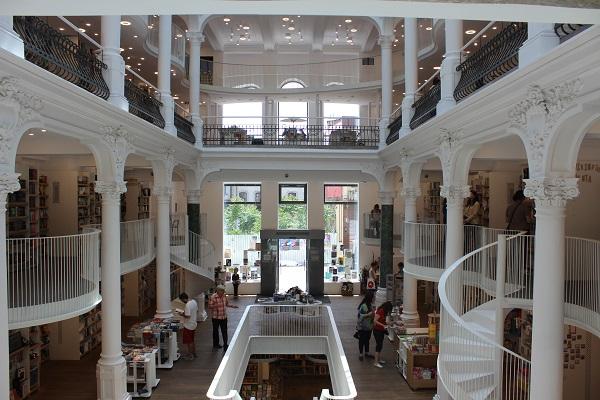 In der Altstadt von Bukarest: Eine der schönsten Buchhandlungen - das Medienkaufhaus Carturesti